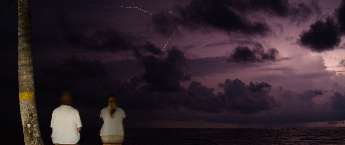 Personas observando el relampago del Catatumbo 