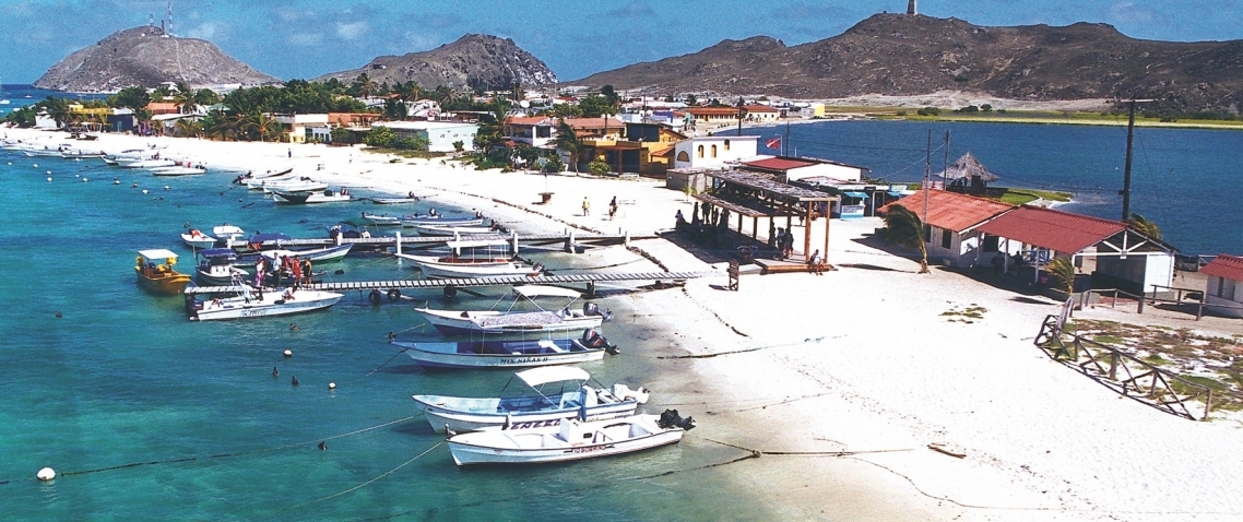 Vista aérea del puerto de Gran Roque en Los Roques 