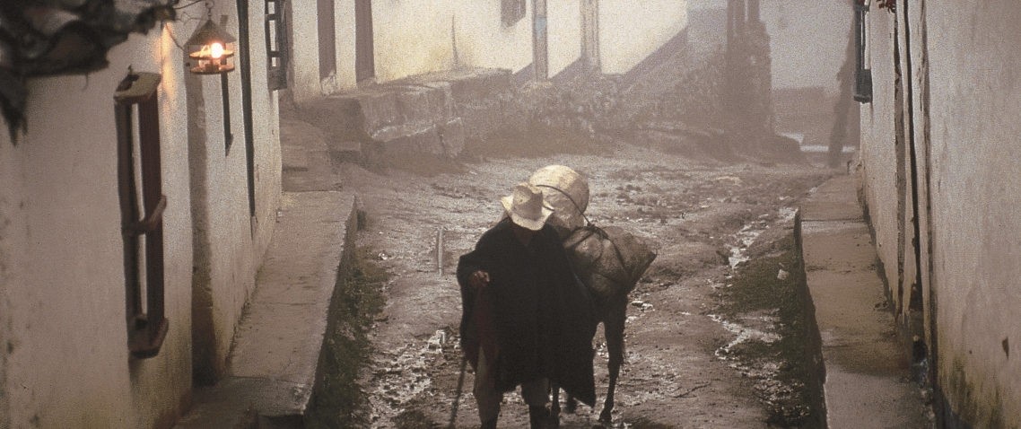 Campesino caminando por una calle de Los Nevados con niebla 