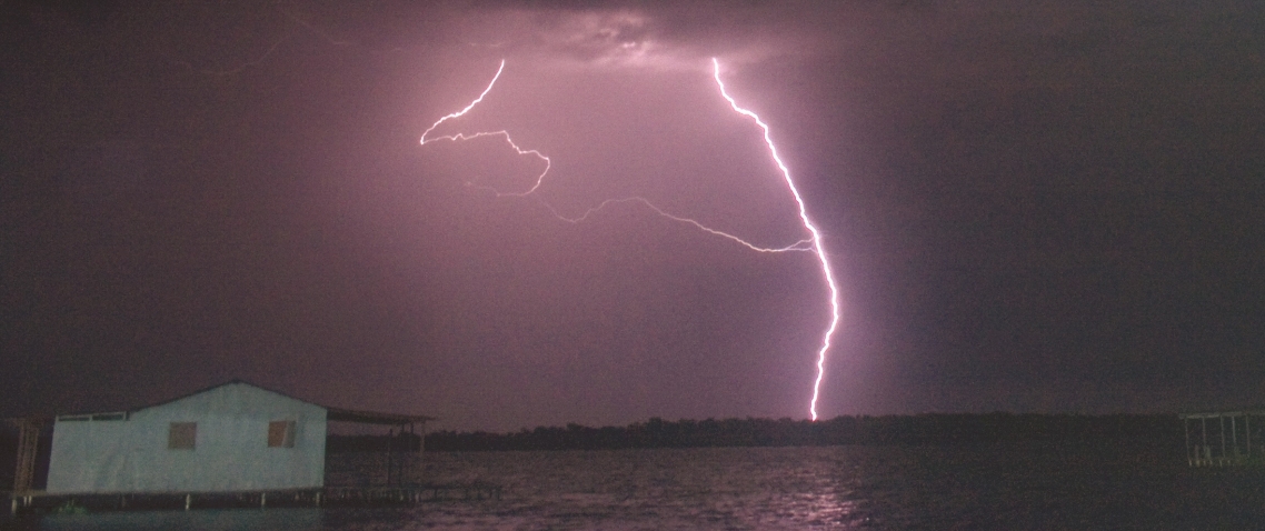 El relampago del Catatumbo sobre el lago de Maracaibo
