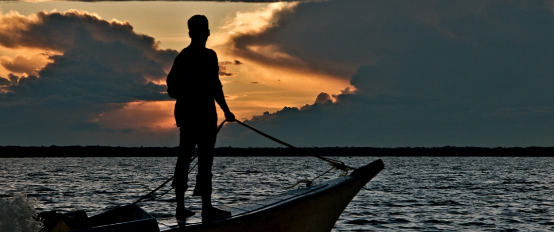 Vista de un atardecer con un bote en el lago de Maraibo