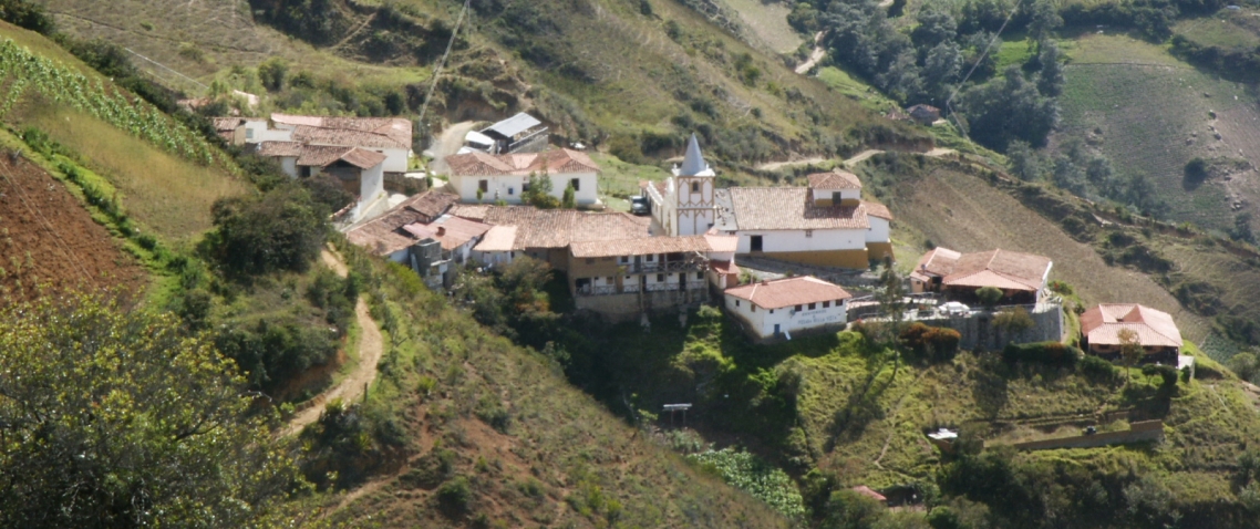 Vista a la distancia del pueblo de Los Nevados, Mérida - Venezuela 